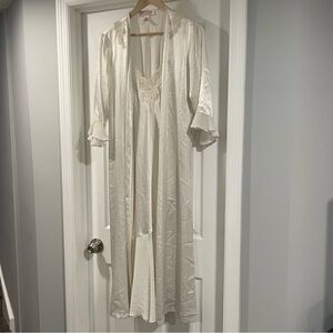 Medium Oscar DeLaRenta peignoir bridal set cream Lace, sequin and pearl design.